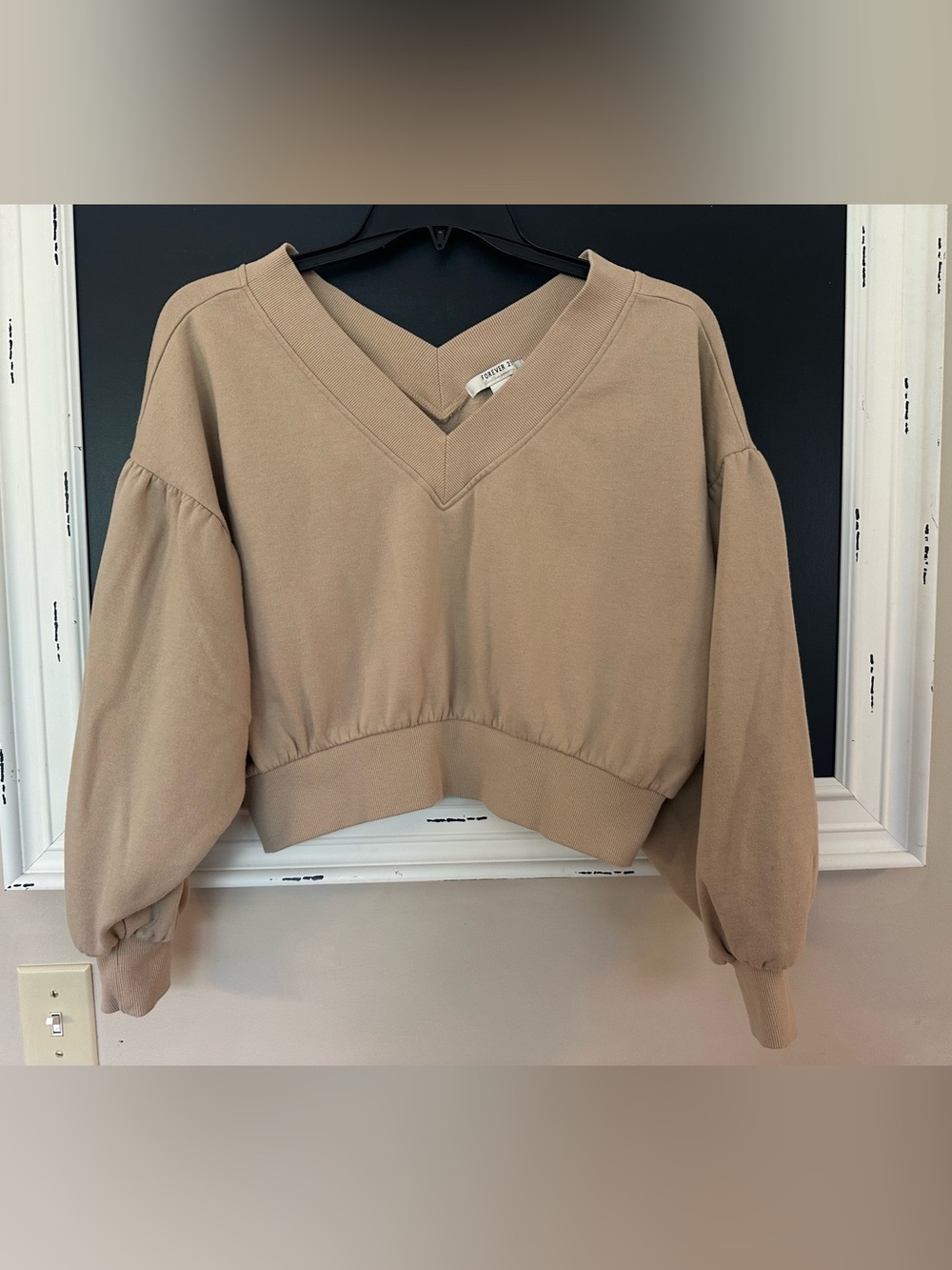 Forever 21 Women’s Beige Taupe V-Neck Cropped Sweatshirt Sz. S